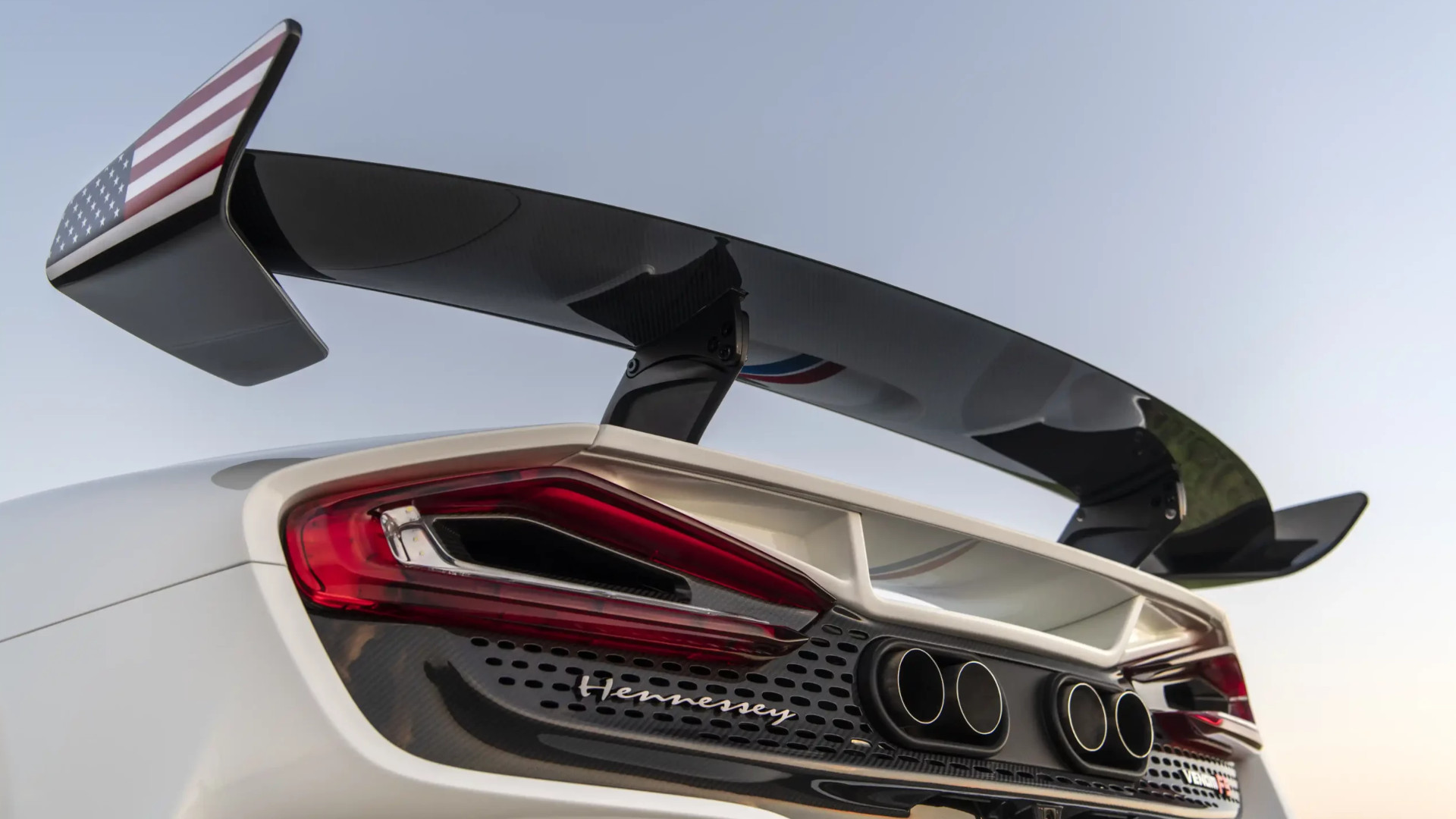 Venom F5 Revolution: stelle, strisce e cordoli