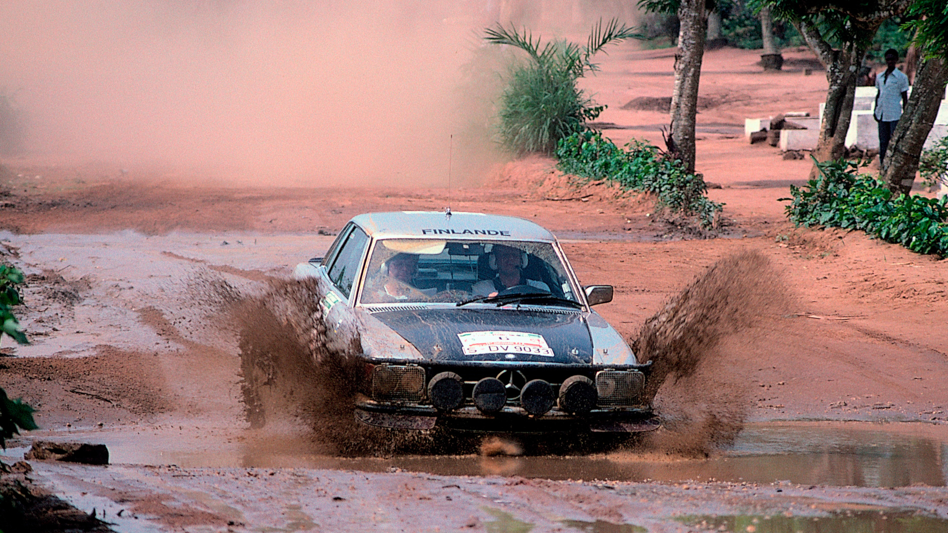 Una Mercedes finita nel fango