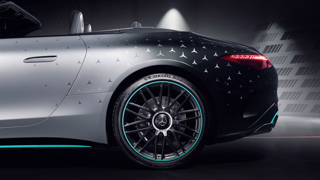 Anche la Mercedes SL si veste da Formula 1 Anche la Mercedes SL si veste da Formula 1