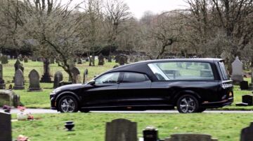 ford-mustang-mach-e-carro-funebre-elettrico-3 ford-mustang-mach-e-carro-funebre-elettrico-3