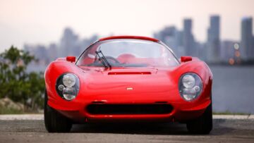 Una Ferrari… finita nel pallone