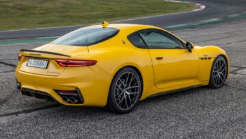 La Maserati GranTurismo Trofeo e, sotto, il V6 che la muove. Questo sei cilindri biturbo a benzina, progettato e costruito a Modena, è molto raffinato e vanta tecnologie derivate dalla Formula 1, come la precamera di combustione, che consente di velocizzare l’accensione e aumentare il rapporto di compressione La Maserati GranTurismo Trofeo e, sotto, il V6 che la muove. Questo sei cilindri biturbo a benzina, progettato e costruito a Modena, è molto raffinato e vanta tecnologie derivate dalla Formula 1, come la precamera di combustione, che consente di velocizzare l’accensione e aumentare il rapporto di compressione