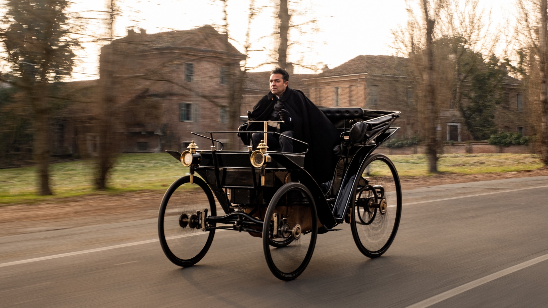 Ecco come si guida un’auto di 130 anni fa