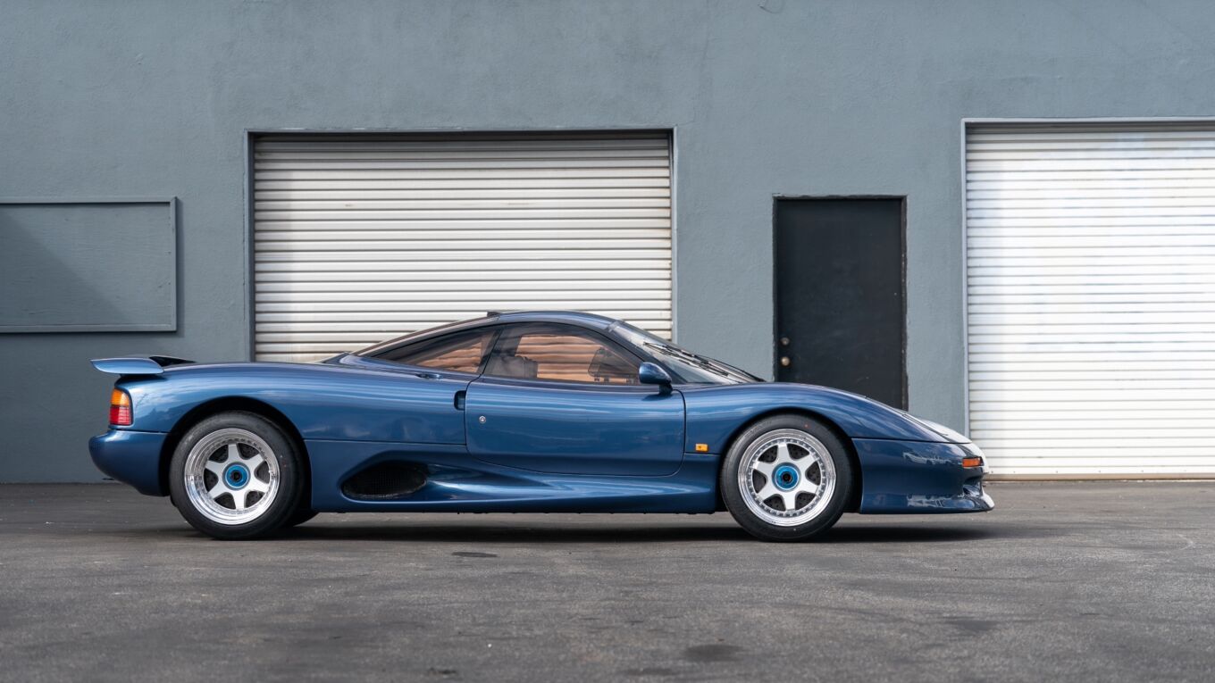 Jaguar XJR-15: la prima con “l’anima” di carbonio Jaguar XJR-15: la prima con “l’anima” di carbonio
