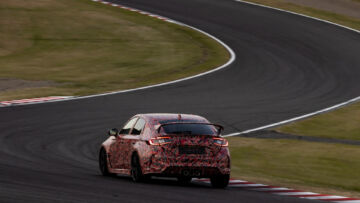 RECORD A SUZUKA. I dati dichiarati dalla costruttore, comunque, sono 275 km/h di velocità massima e 5,4 secondi da 0 a 100 km/h contro i 272 km/h e i 5″8 del passato recente. E, ovviamente, non poteva mancare il record per le berline a trazione anteriore, stabilito sul circuito di casa Honda a Suzuka, che è stato abbassato dai 2’23″993 millesimi rilevati nel luglio del 2020 ai 2’23″120 di oggi.