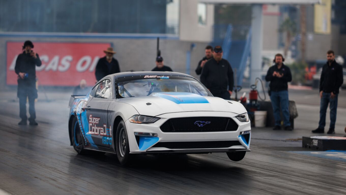 Mustang Super Cobra Jet 1800: buca l’asfalto, ma non inquina… Mustang Super Cobra Jet 1800: buca l’asfalto, ma non inquina…