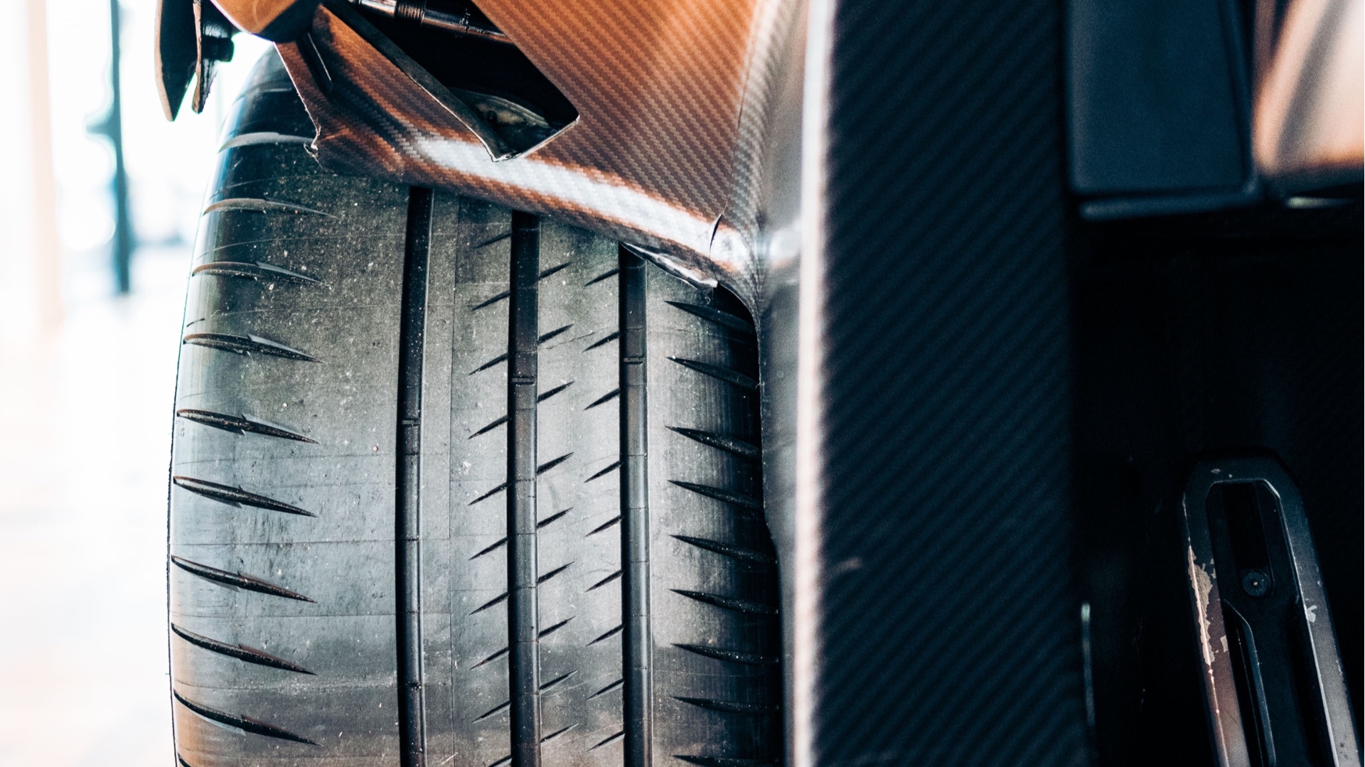 aston-martin-valhalla-8