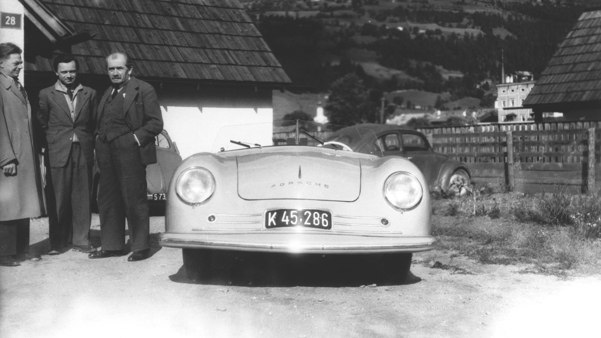 Gmünd 1948 Da sinistra Erwin Komenda, Ferry Porsche, Ferdinand Porsche e la prima 356 Gmünd 1948 Da sinistra Erwin Komenda, Ferry Porsche, Ferdinand Porsche e la prima 356