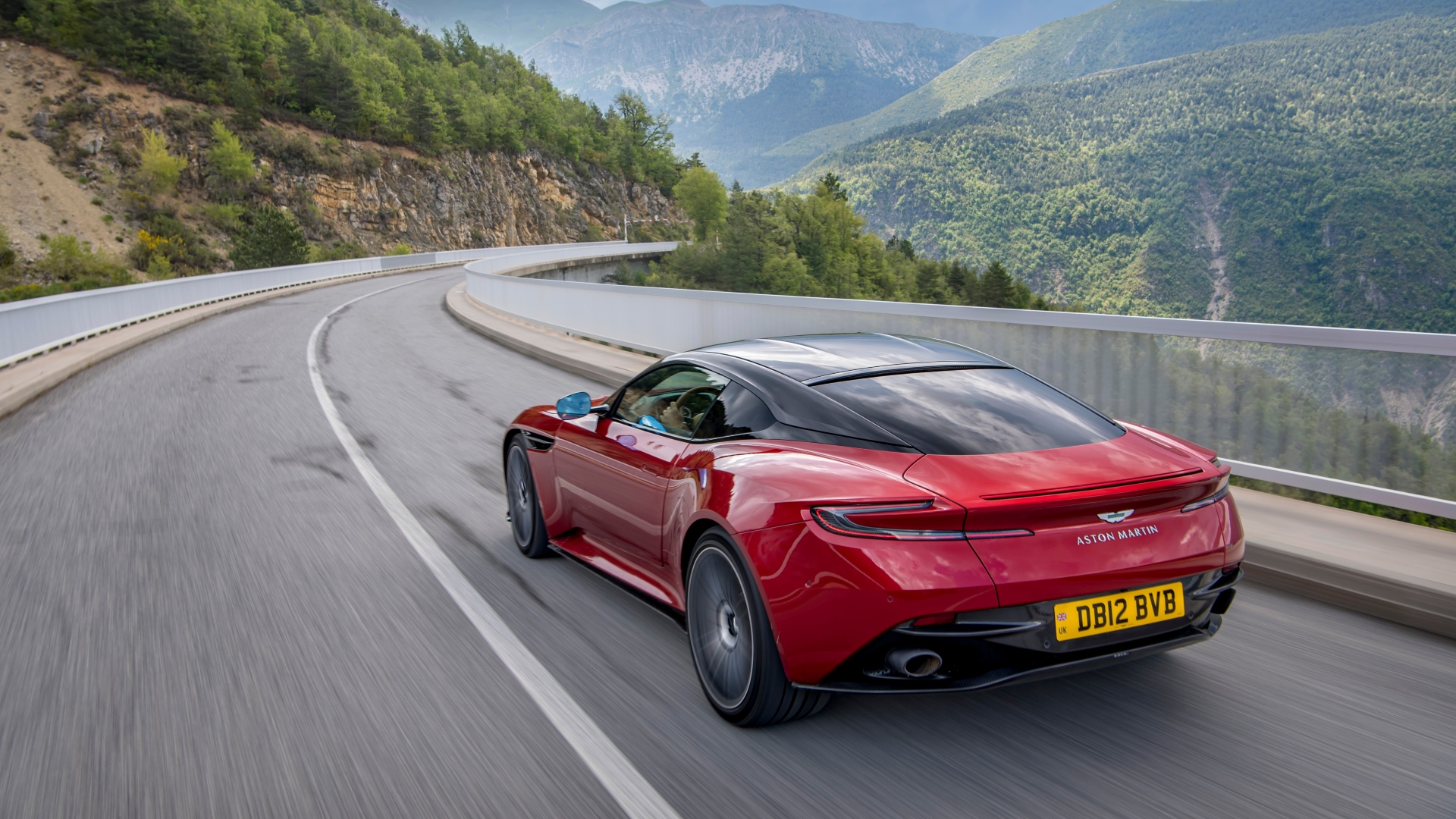 Aston Martin DB12, profondo rosso all’inglese