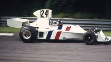 James Hunt a Brands Hatch nel 1974 James Hunt a Brands Hatch nel 1974
