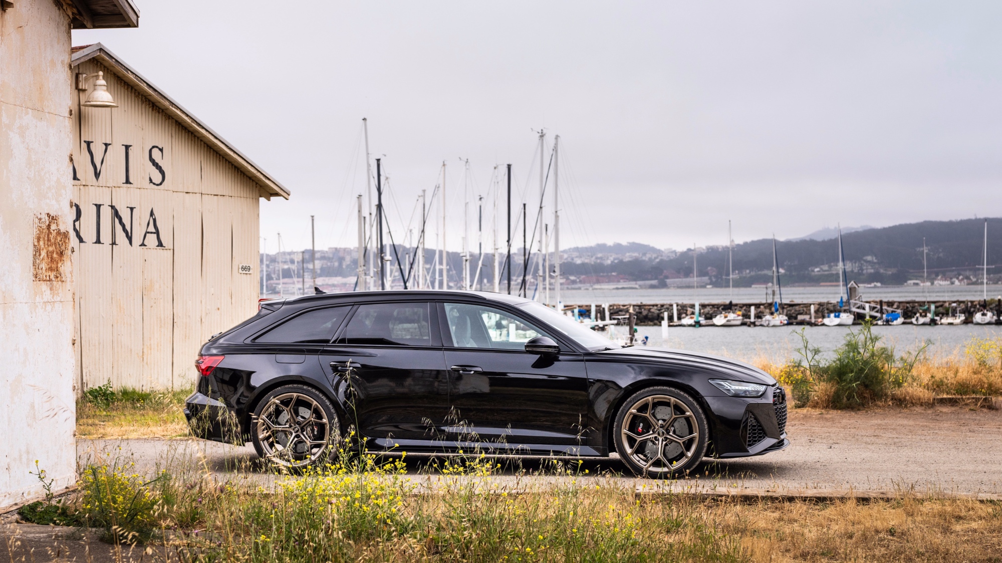 Static photo,
Colour: Mythos Black metallic