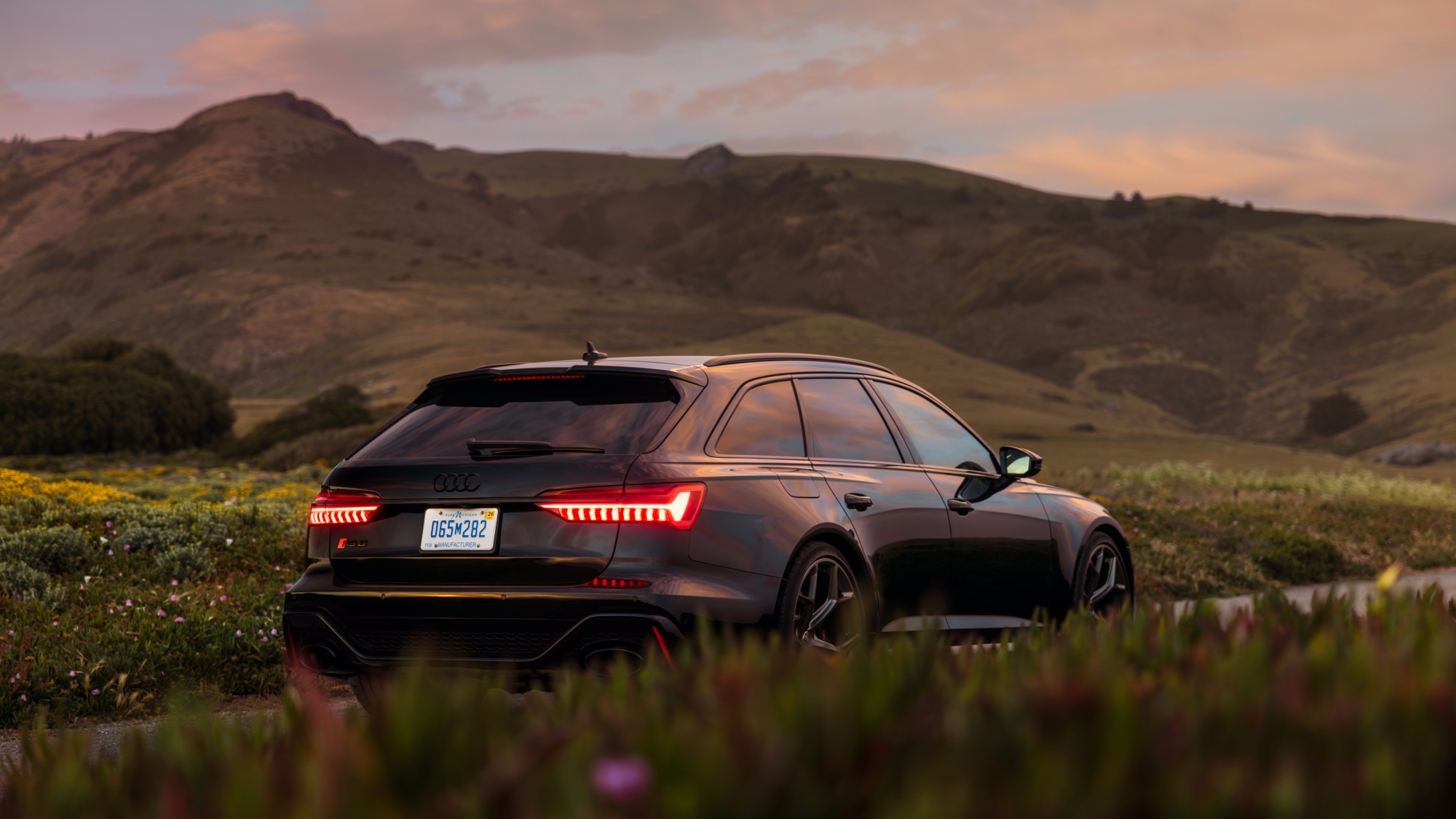 Static photo,
Colour: Mythos Black metallic