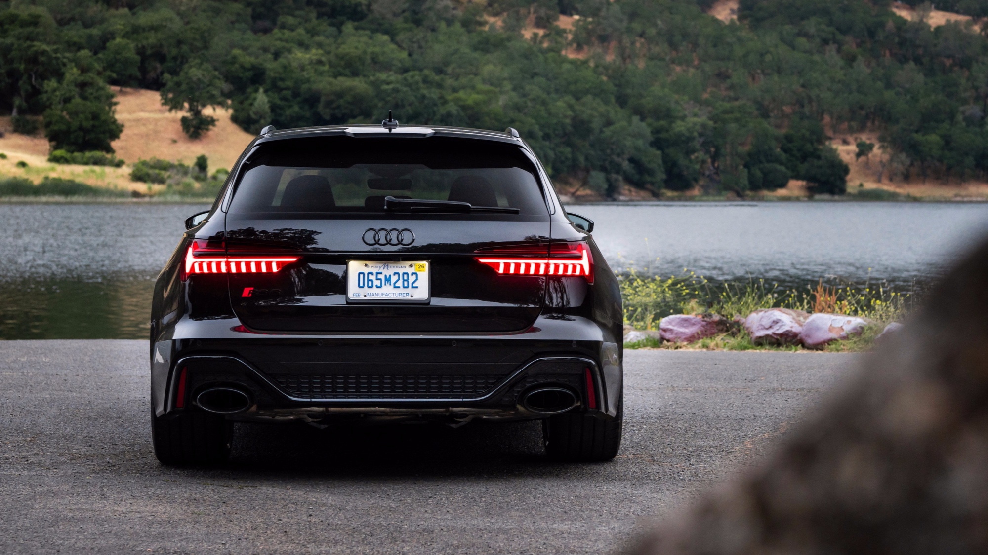 Static photo,
Colour: Mythos Black metallic