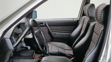 Mercedes-Benz 190 E 2.3-16 der Baureihe W 201 mit 136 kW (185 PS) Leistung (Produktionszeitraum 1984 bis 1988). Interieurfoto der Fahrerseite. (Fotosignatur der Mercedes-Benz Classic Archive: 84F79)Mercedes-Benz 190 E 2.3-16 of the W 201 model series with 136 kW (185 hp) output (production period 1984 to 1988). Interior photo from the driver’s side. (Photo signature in the Mercedes-Benz Classic archives: 84F79)