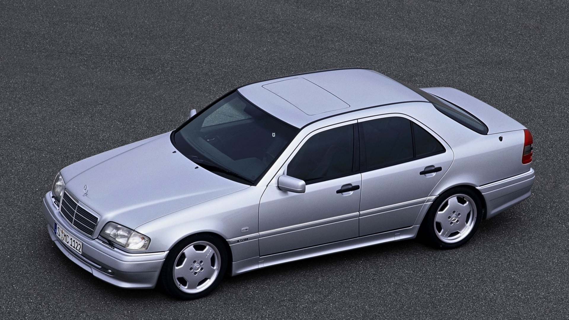 Mercedes C36 AMG: di traverso, con classe