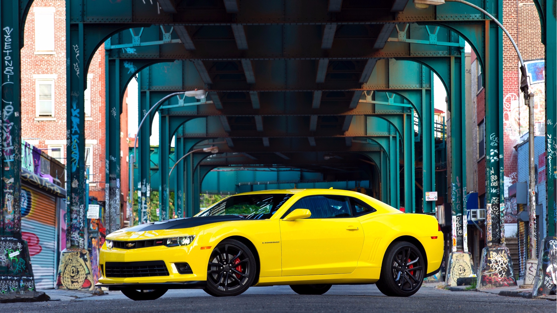 The 2014 Camaro is available with a track-focused 1LE Performance Package. The 2014 Camaro is available with a track-focused 1LE Performance Package.