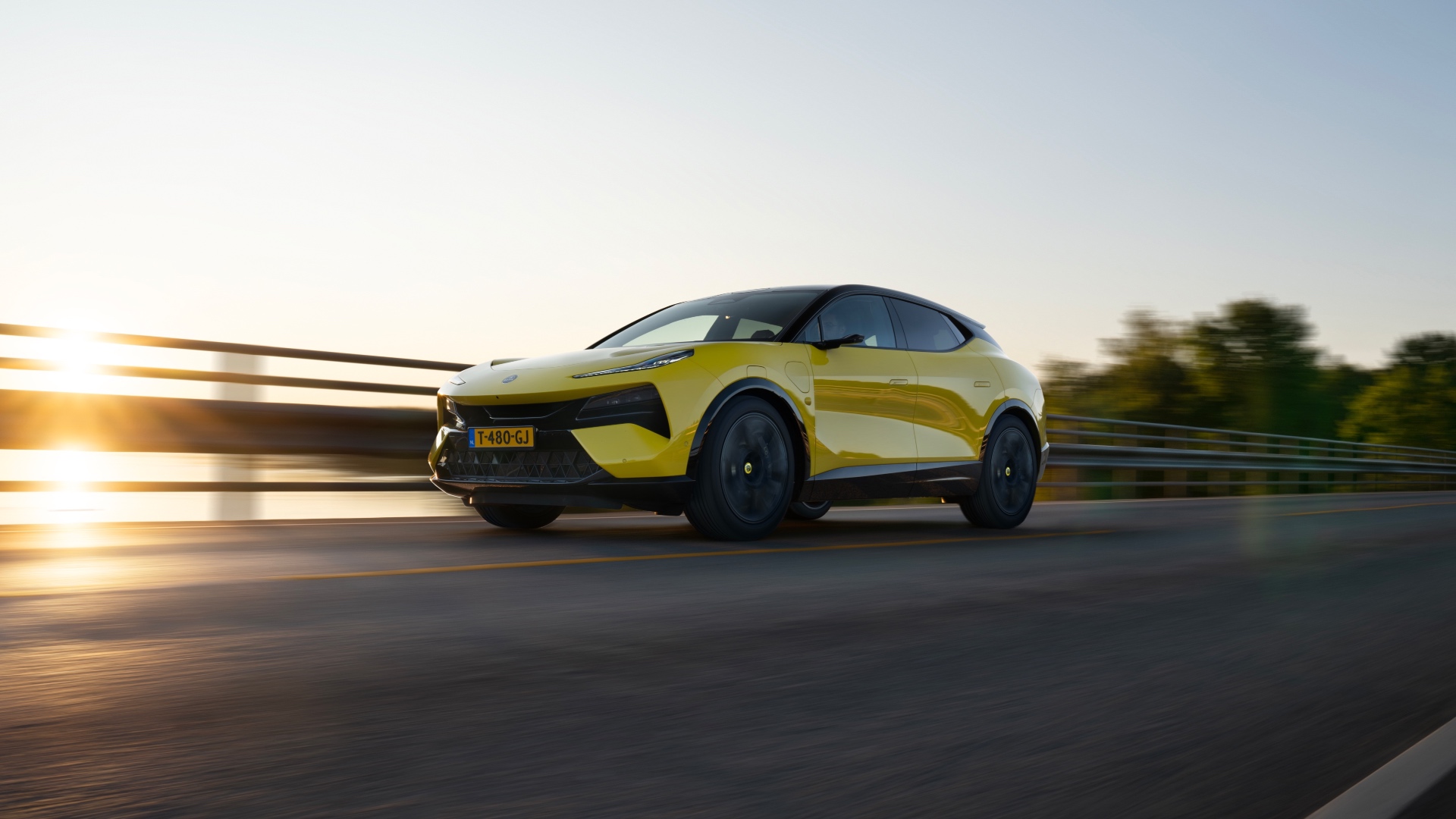 LOTUS_ELETRE-S_SOLAR-YELLOW_DYNAMIC_4