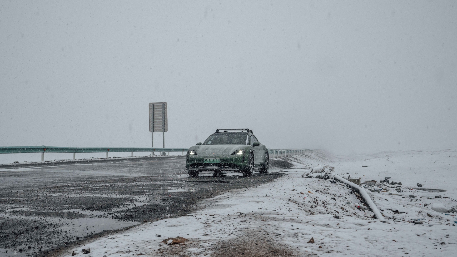 Porsche-Taycan-Cross-Turismo-2023-10