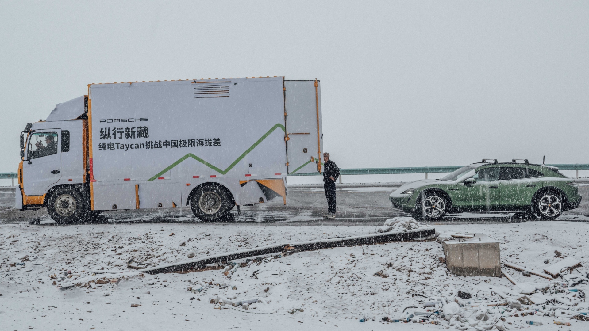 Porsche-Taycan-Cross-Turismo-2023-11