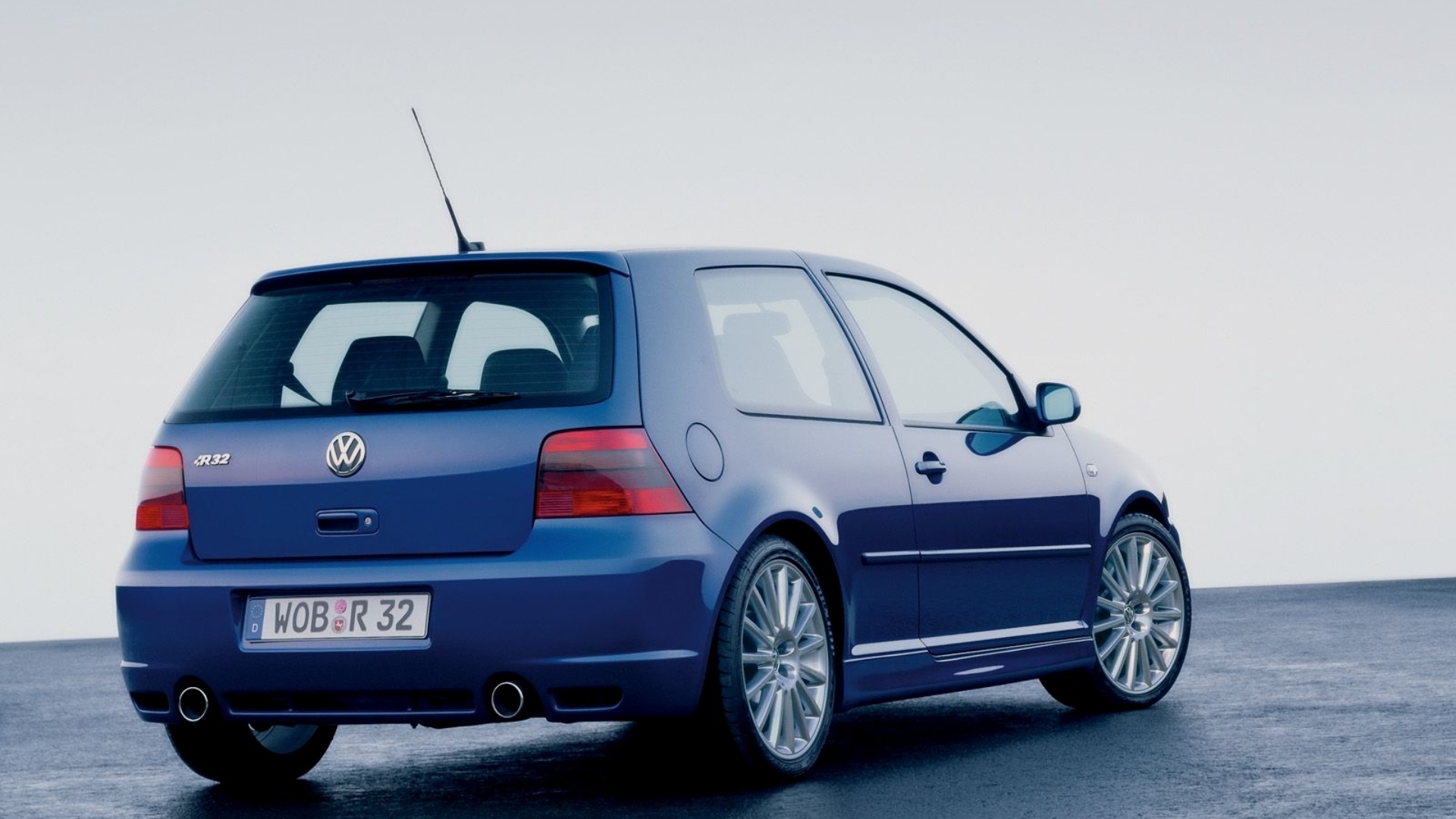 Volkswagen-Golf-R32-12