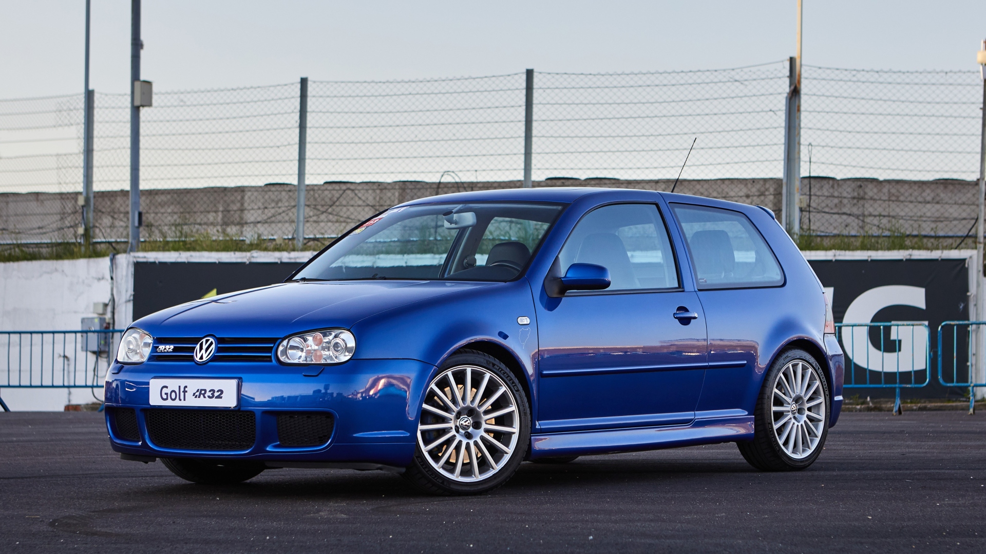 Volkswagen-Golf-R32-19