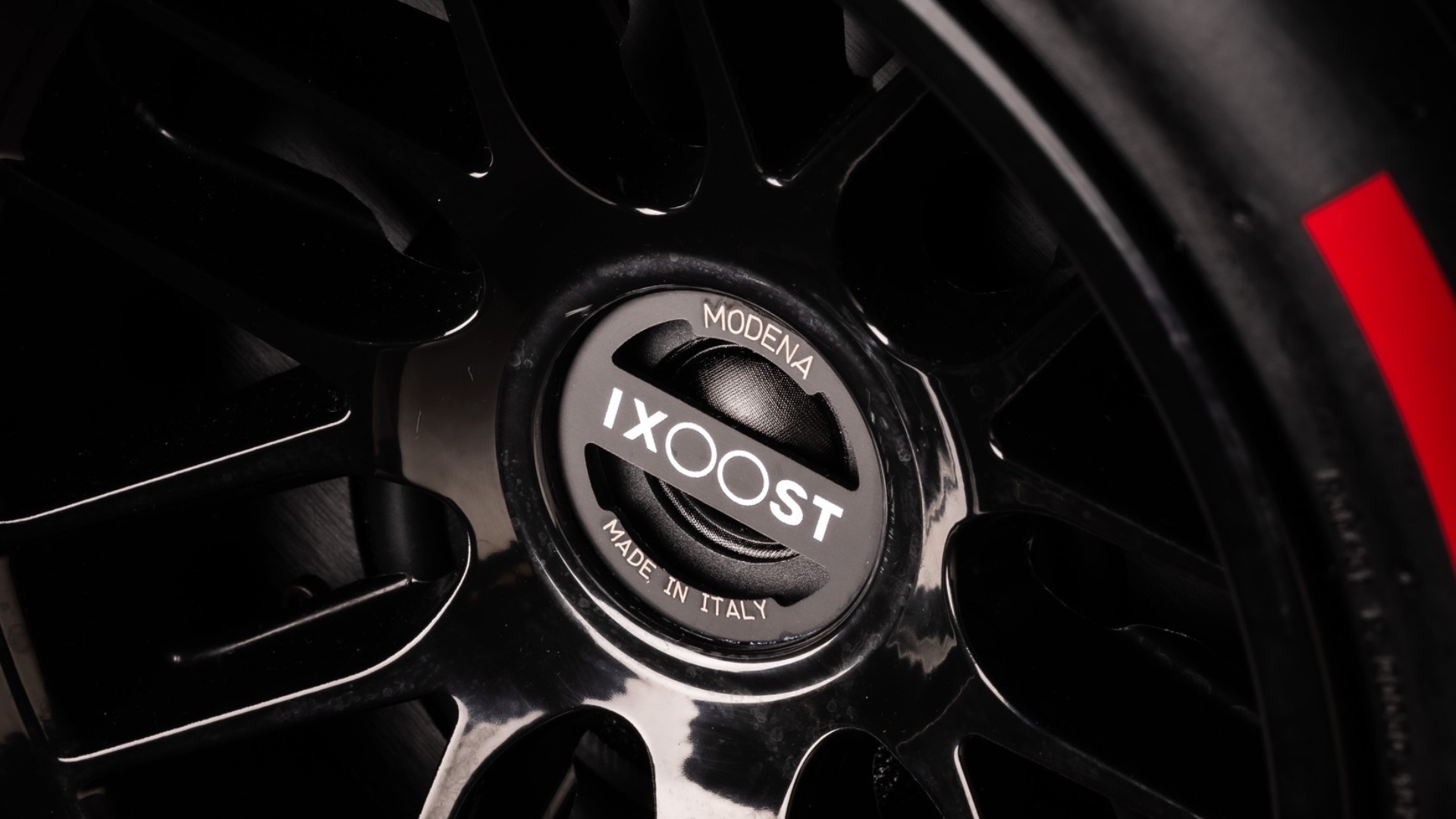 ixoost-casse-altoparlanti-ispirate-alle-auto-1