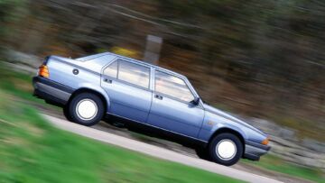 Sopra, l’Alfa Romeo 75; sotto, l’Alfetta di cui sfrutta la raffinata meccanica