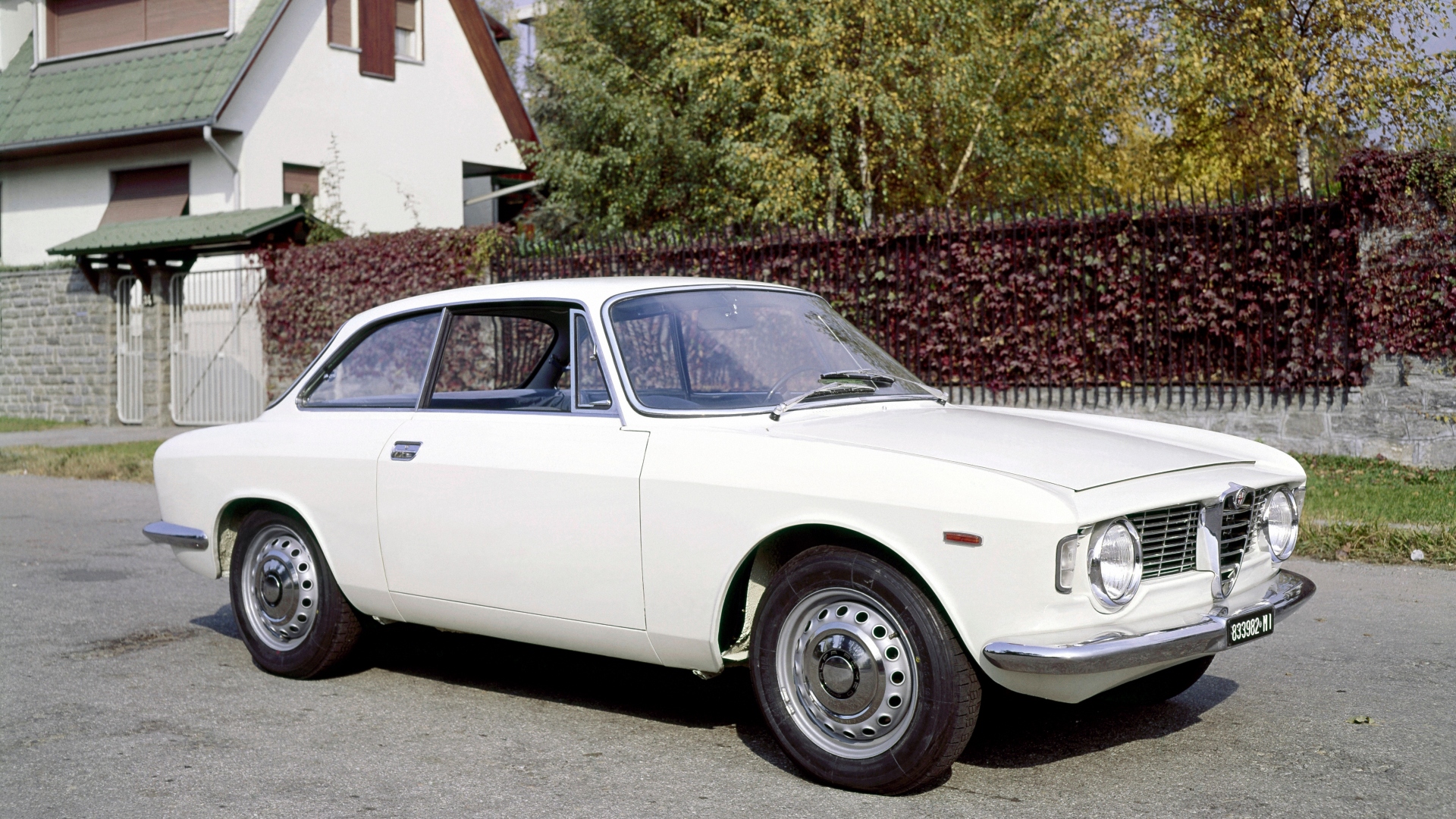 Una delle primissime Alfa Romeo Giulia Sprint GT costruite in una foto dell’epoca. Mossa da un esuberante 1.6 quattro cilindri bialbero con 106 CV, la coupé del Biscione supera di slancio i 185 km/h Una delle primissime Alfa Romeo Giulia Sprint GT costruite in una foto dell’epoca. Mossa da un esuberante 1.6 quattro cilindri bialbero con 106 CV, la coupé del Biscione supera di slancio i 185 km/h