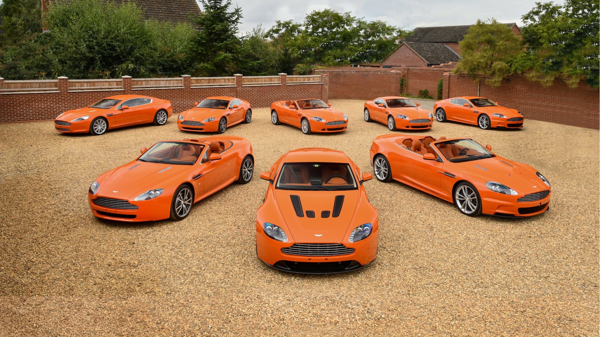 Un’Aston Martin arancione? No, otto! Un’Aston Martin arancione? No, otto!