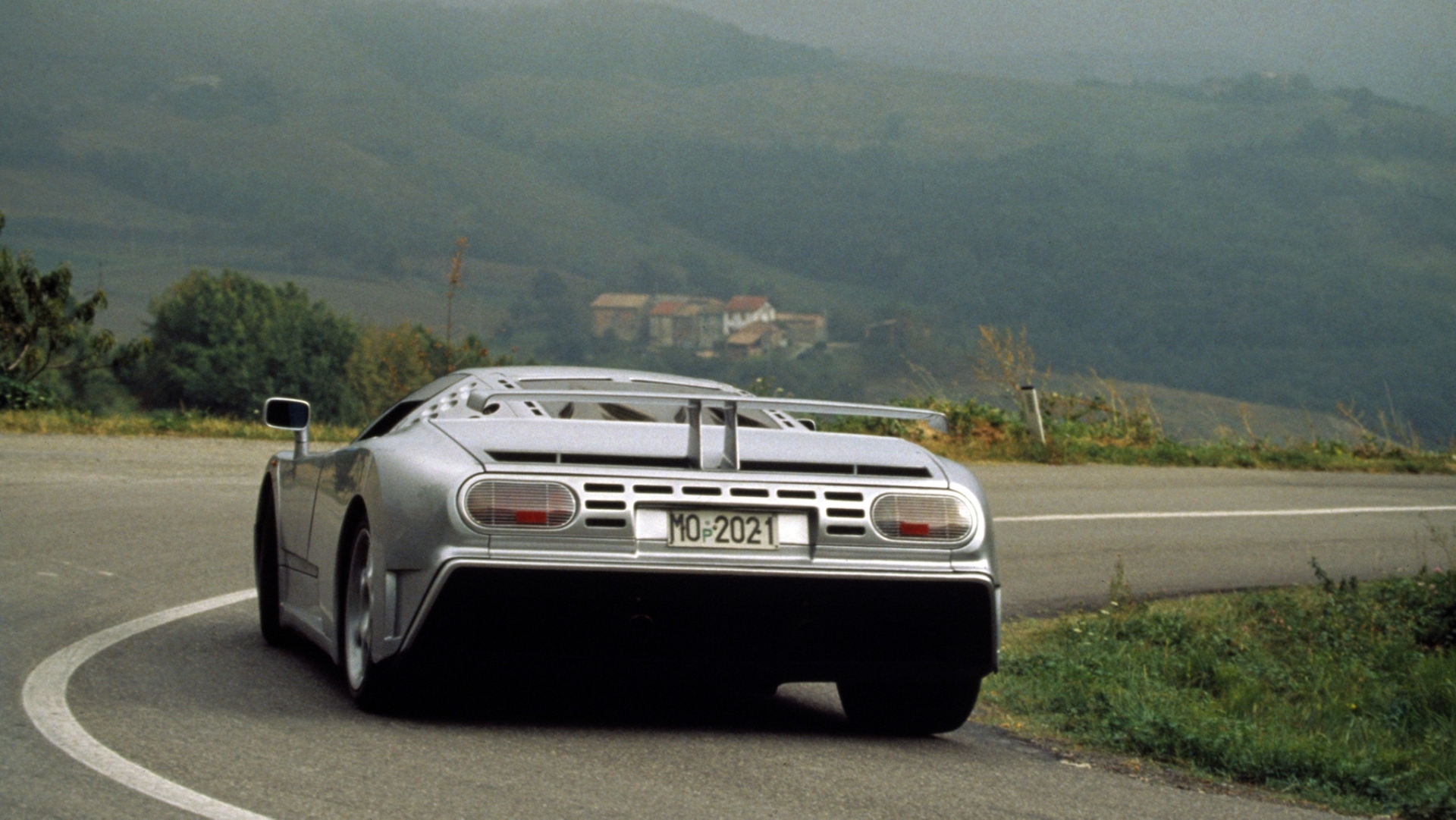 Bugatti-EB-110-8
