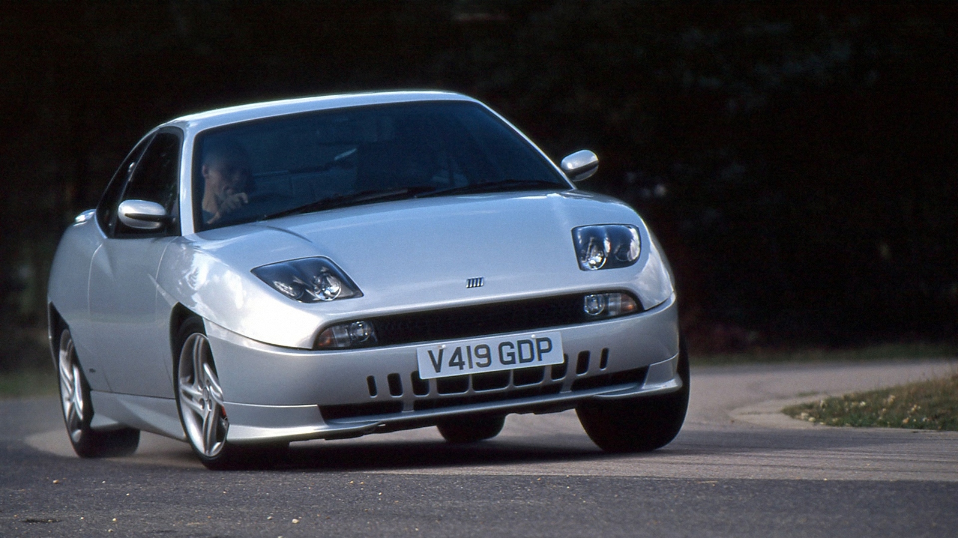La Fiat Coupé nella potente versione Turbo Plus, prodotta nel biennio 1999-2000. Con 220 CV, il suo 2.0 a cinque cilindri sovralimentato mediante turbocompressore le consentiva di toccare i 250 km/h, rendendola la Fiat di normale produzione più veloce di sempre La Fiat Coupé nella potente versione Turbo Plus, prodotta nel biennio 1999-2000. Con 220 CV, il suo 2.0 a cinque cilindri sovralimentato mediante turbocompressore le consentiva di toccare i 250 km/h, rendendola la Fiat di normale produzione più veloce di sempre