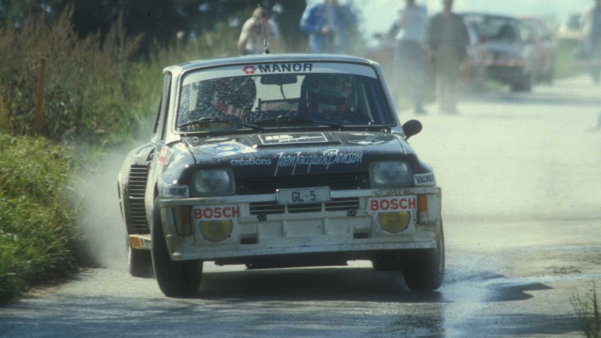 Sopra, Marc Surer al volante di una Renault 4 Maxi Turbo. Sotto, il pilota svizzero accanto alla BMW M1 da corsa nel giorno della presentazione dell’auto al Nürburgring, nel 1979 Sopra, Marc Surer al volante di una Renault 4 Maxi Turbo. Sotto, il pilota svizzero accanto alla BMW M1 da corsa nel giorno della presentazione dell’auto al Nürburgring, nel 1979