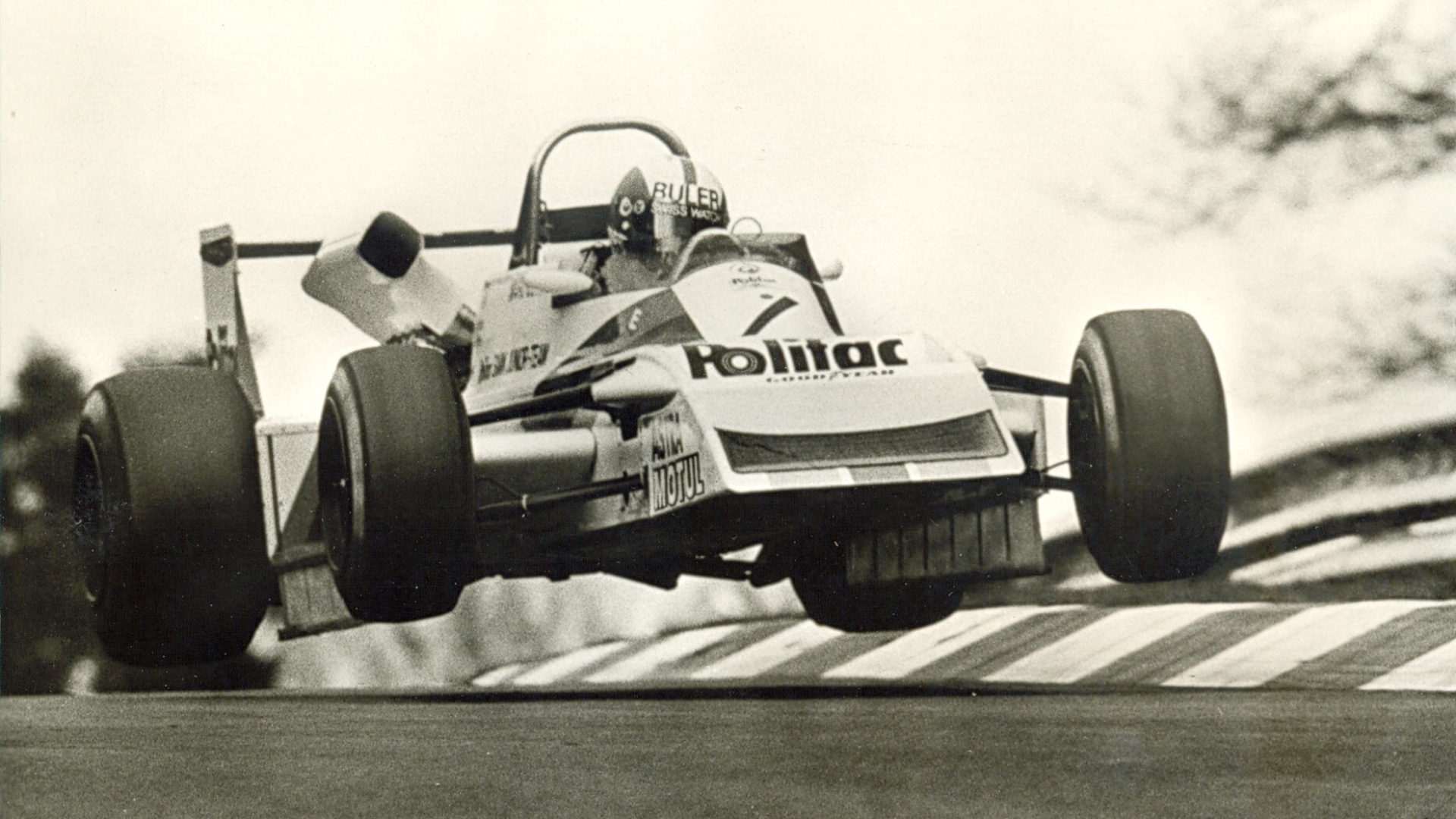 Campionato europeo di Formula 2 1979, circuito del Nürburgring. Surer si esibisce in uno spettacolare salto con la sua March-BMW. Sarà la sua prima vittoria stagionale e a fine anno sarà campione Campionato europeo di Formula 2 1979, circuito del Nürburgring. Surer si esibisce in uno spettacolare salto con la sua March-BMW. Sarà la sua prima vittoria stagionale e a fine anno sarà campione