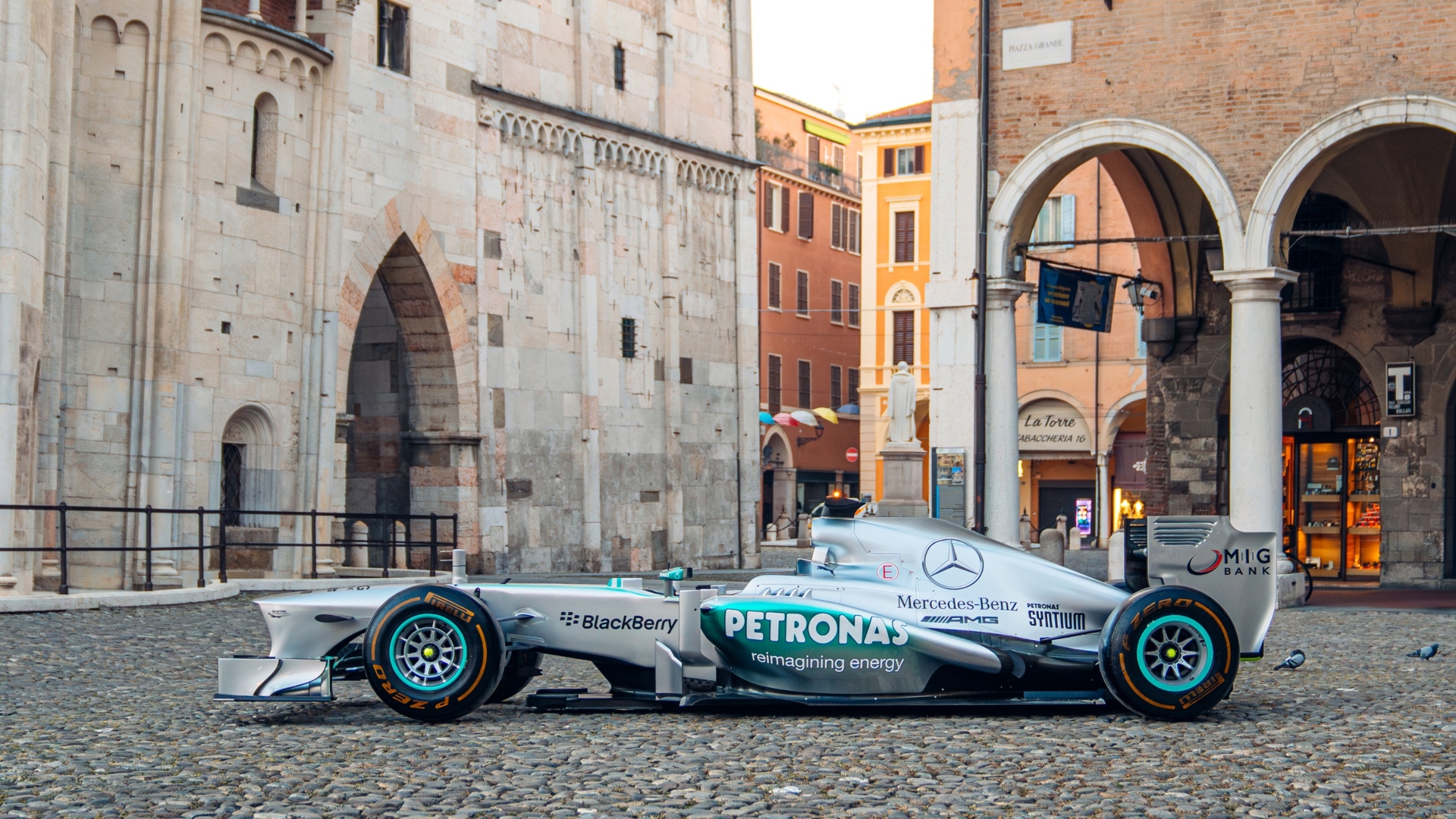 Mercedes-F1-Lewis-Hamilton-2013-GP-Ungheria-vincitrice-3