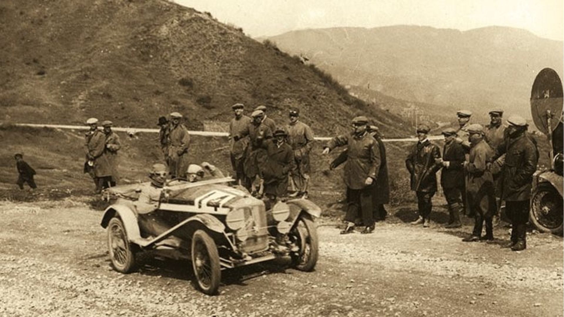 Ferdinando Minoia e Giuseppe Morandi con la loro OM 665 “Superba” sulle strade sterrate del passo della Raticosa nella Mille Miglia del 1927 Ferdinando Minoia e Giuseppe Morandi con la loro OM 665 “Superba” sulle strade sterrate del passo della Raticosa nella Mille Miglia del 1927