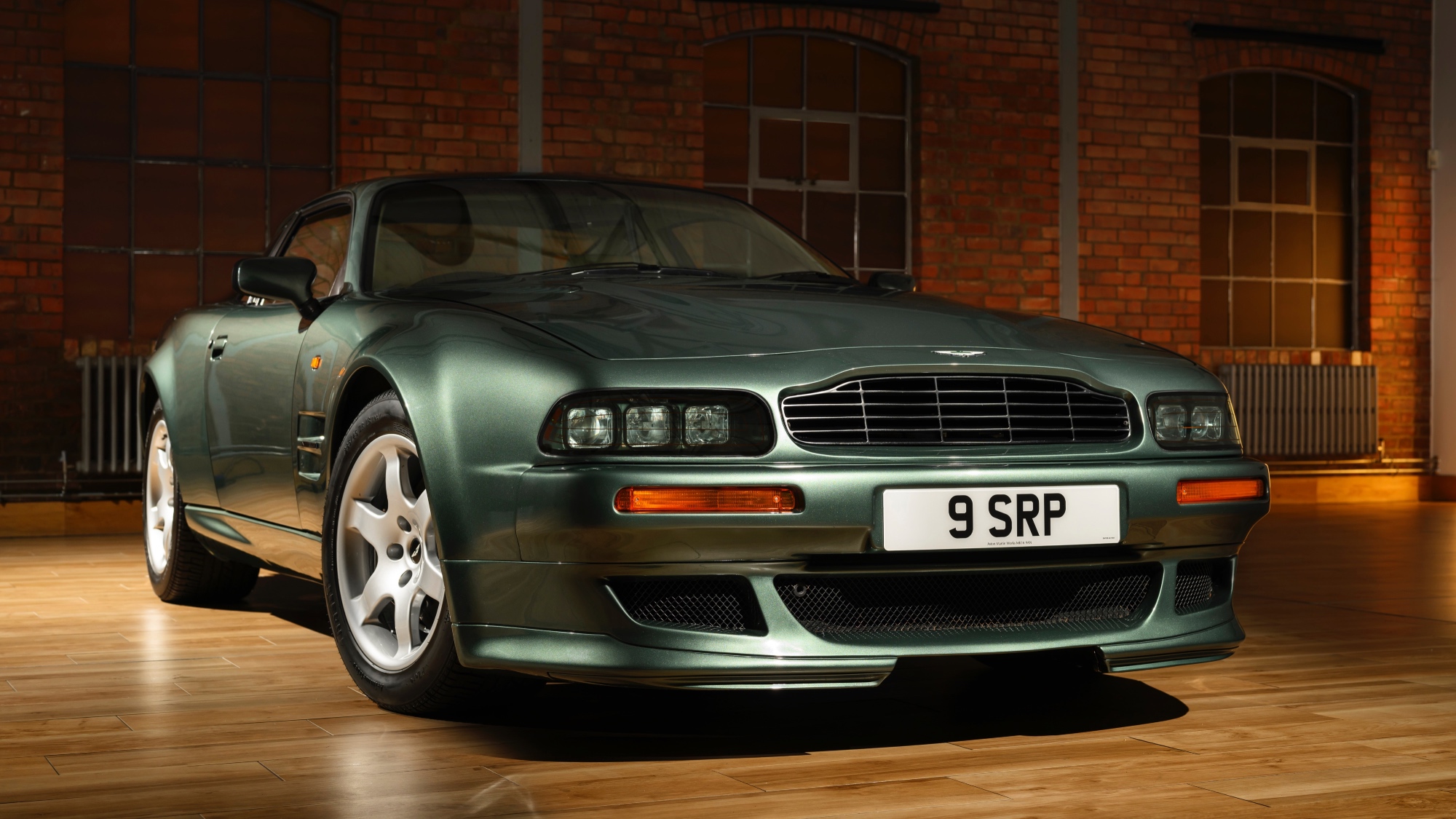 Brutalmente elegante: compie 30 anni la Vantage V550 Brutalmente elegante: compie 30 anni la Vantage V550