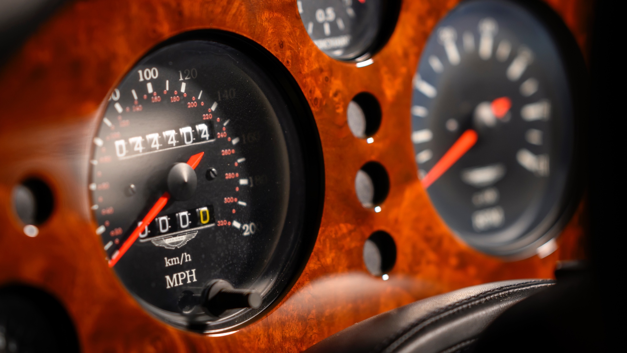 AstonMartinV8VantageV550-18