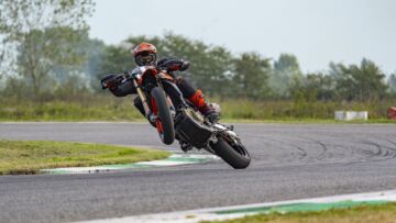 MY24_HYPERMOTARD_698_MONO_11_UC575831_Mid