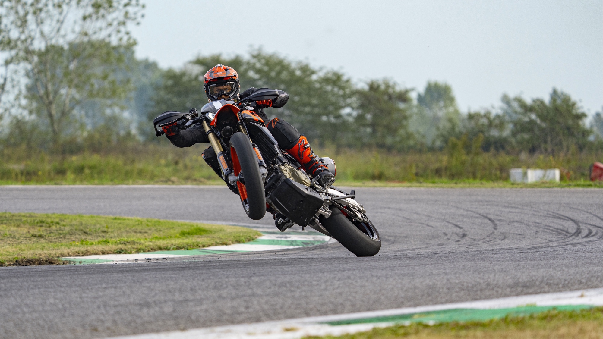 MY24_HYPERMOTARD_698_MONO_11_UC575831_Mid