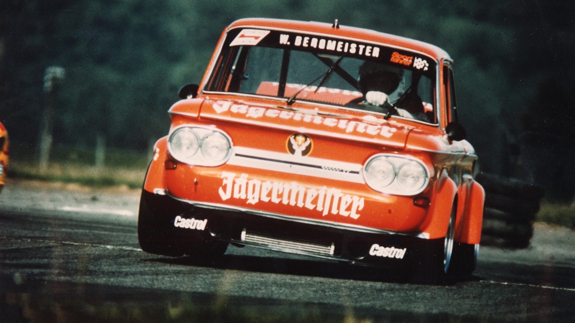 Bergmeister al volante della NSU TT Jägermeister. Bergmeister al volante della NSU TT Jägermeister.