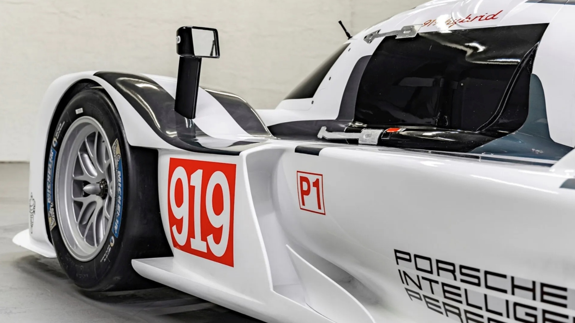 Porsche-919-Hybrid-Showcar-1