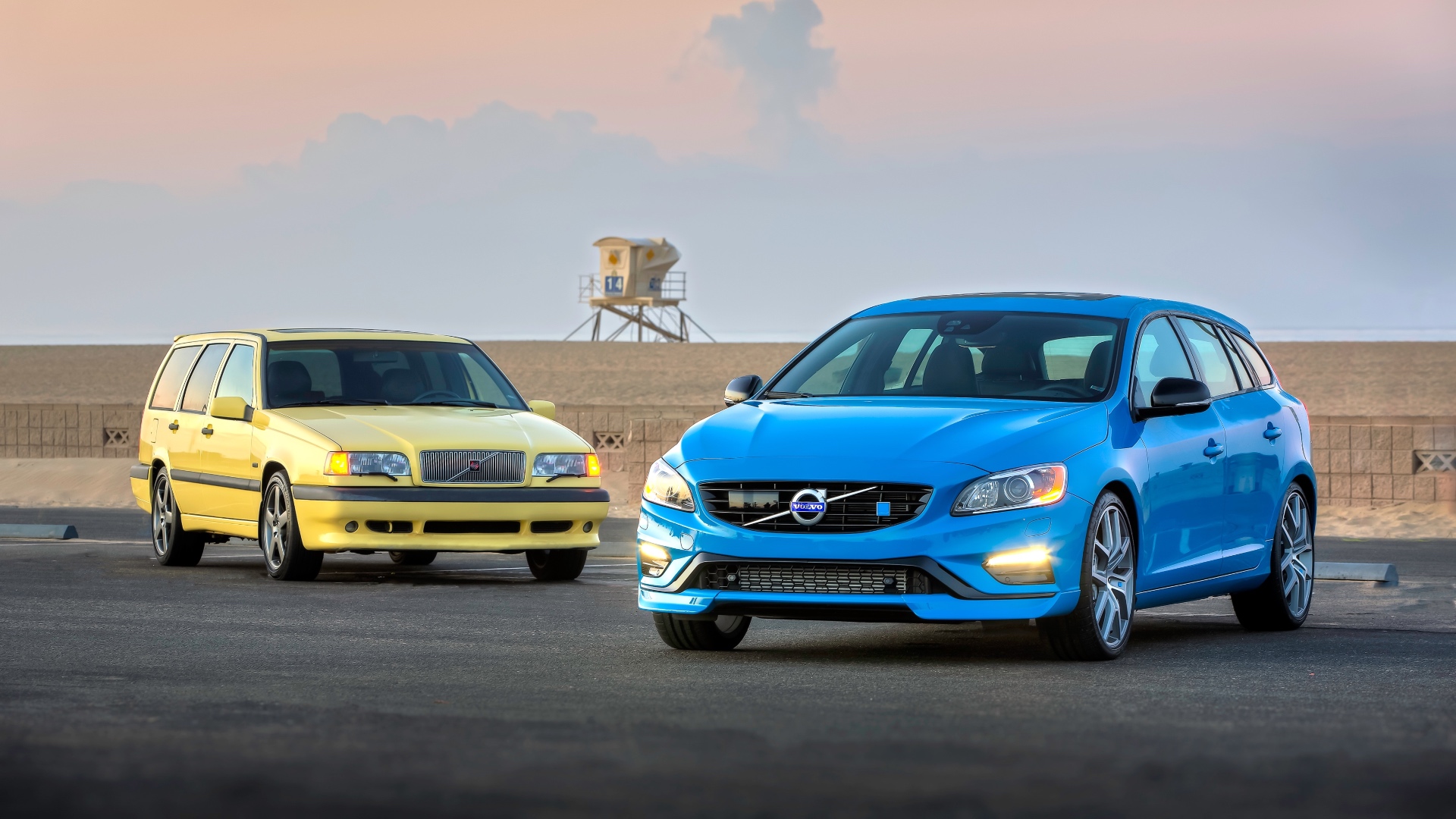 A destra la Volvo V60 Polestar, a sinistra la Volvo 850 T5 A destra la Volvo V60 Polestar, a sinistra la Volvo 850 T5