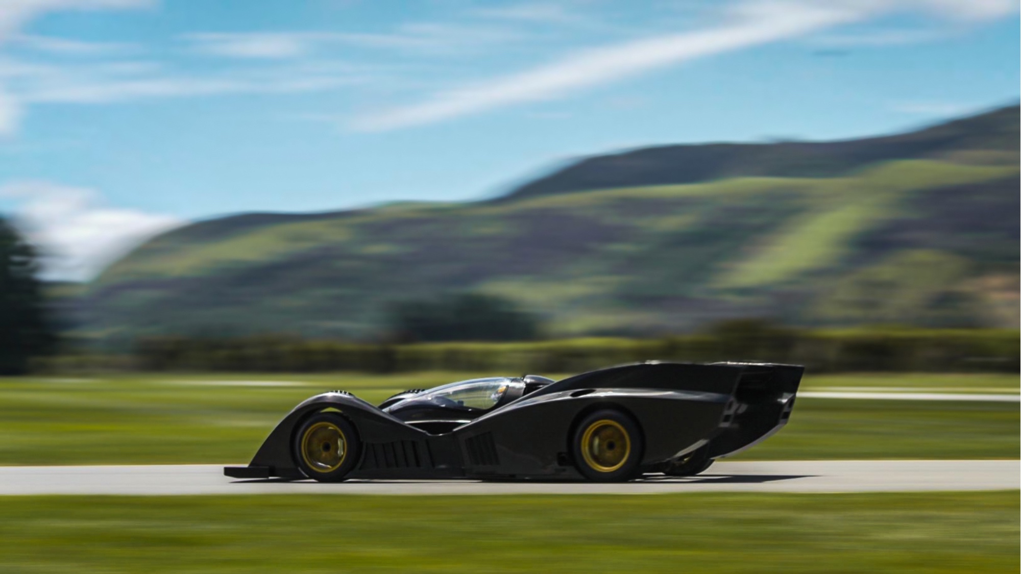 Rodin_Cars_FZERO_prototype_lights_up_the_track_for_its_first_circuit_outing (1)