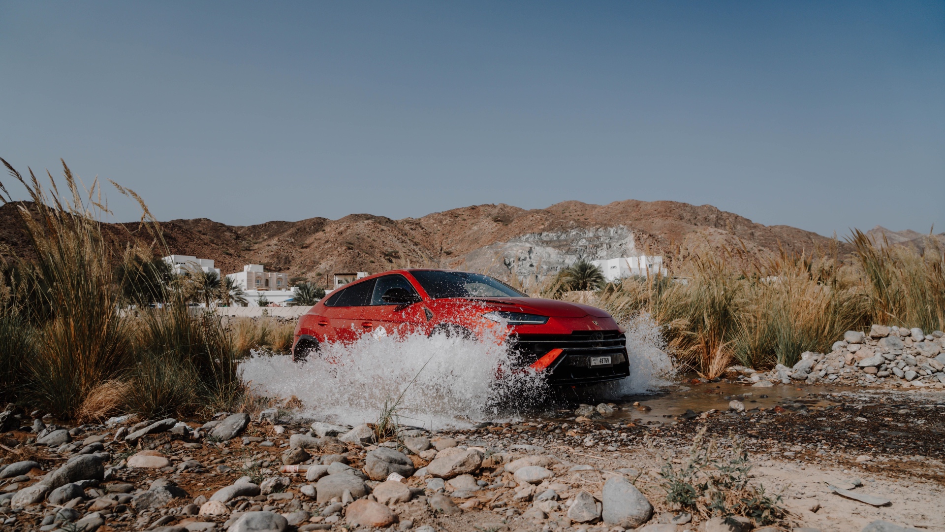 Turismo in Oman? Meglio se con una Urus!