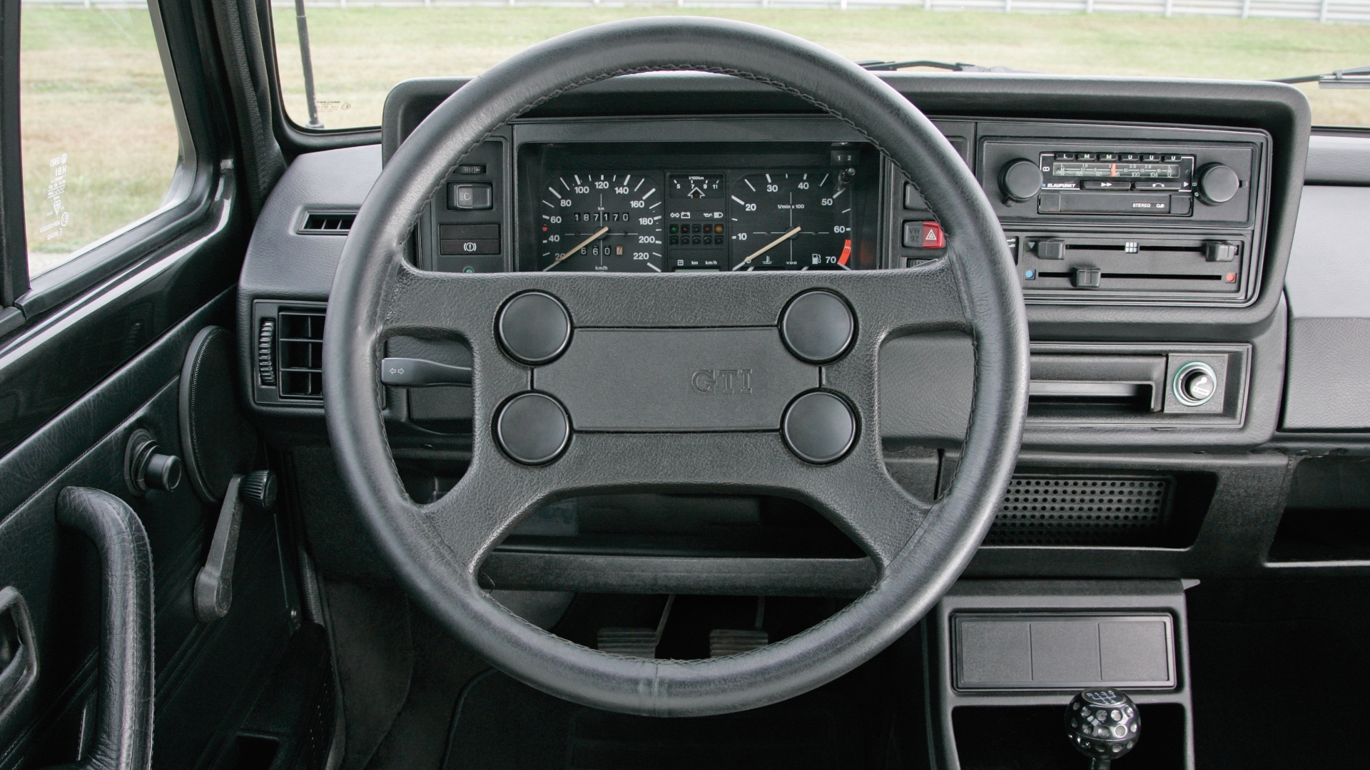 Volkswagen-Golf-1-serie-Pirelli-storia-3 Volkswagen-Golf-1-serie-Pirelli-storia-3