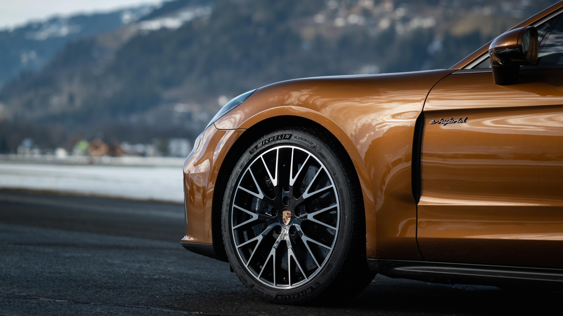 Walter-Rohrl-guida-Porsche-Panamera-Turbo-E-Hybrid-2024- 11