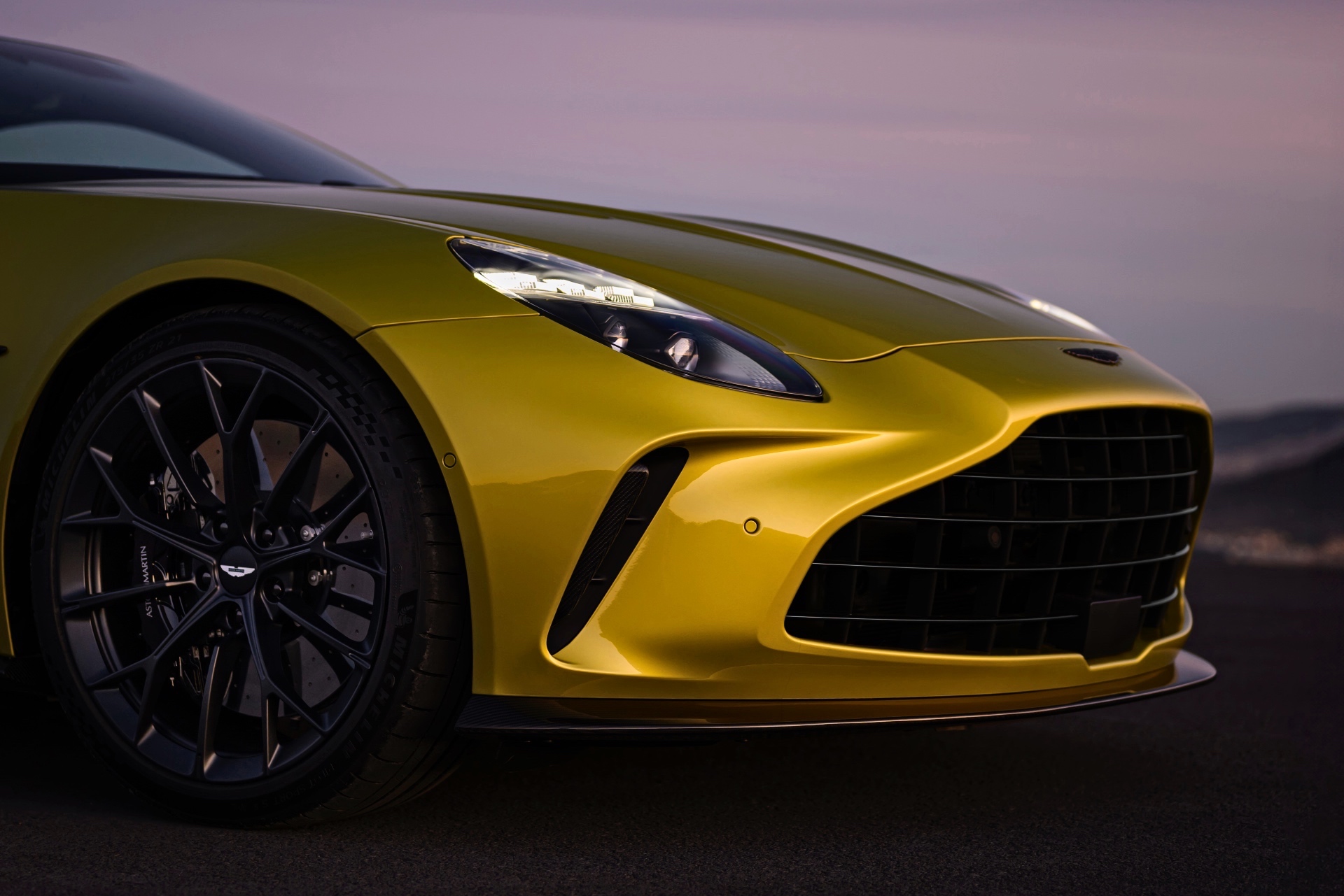 aston-martin-vantage-2024-25