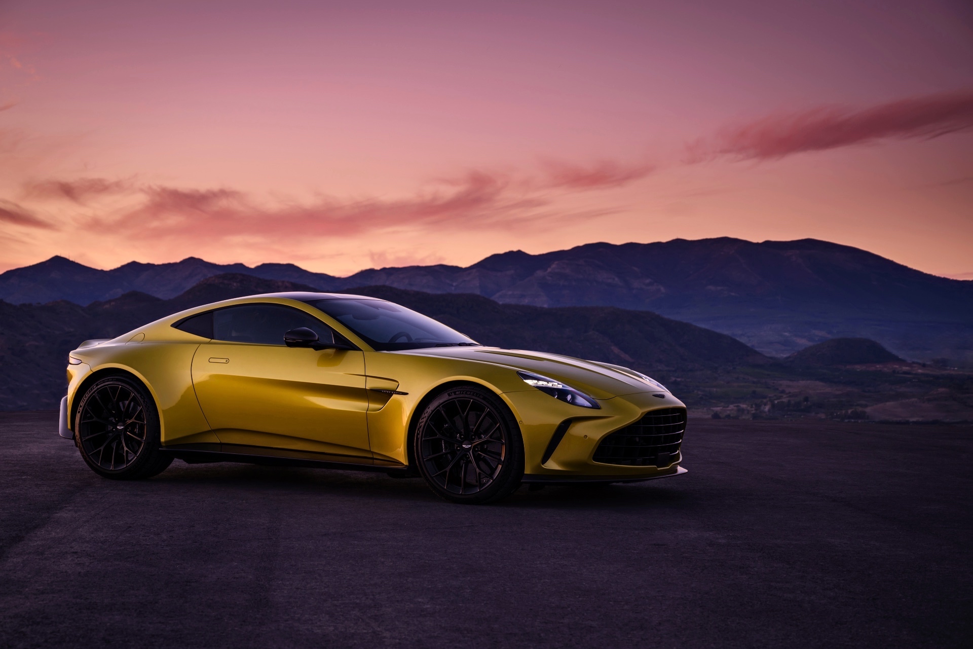 aston-martin-vantage-2024-26