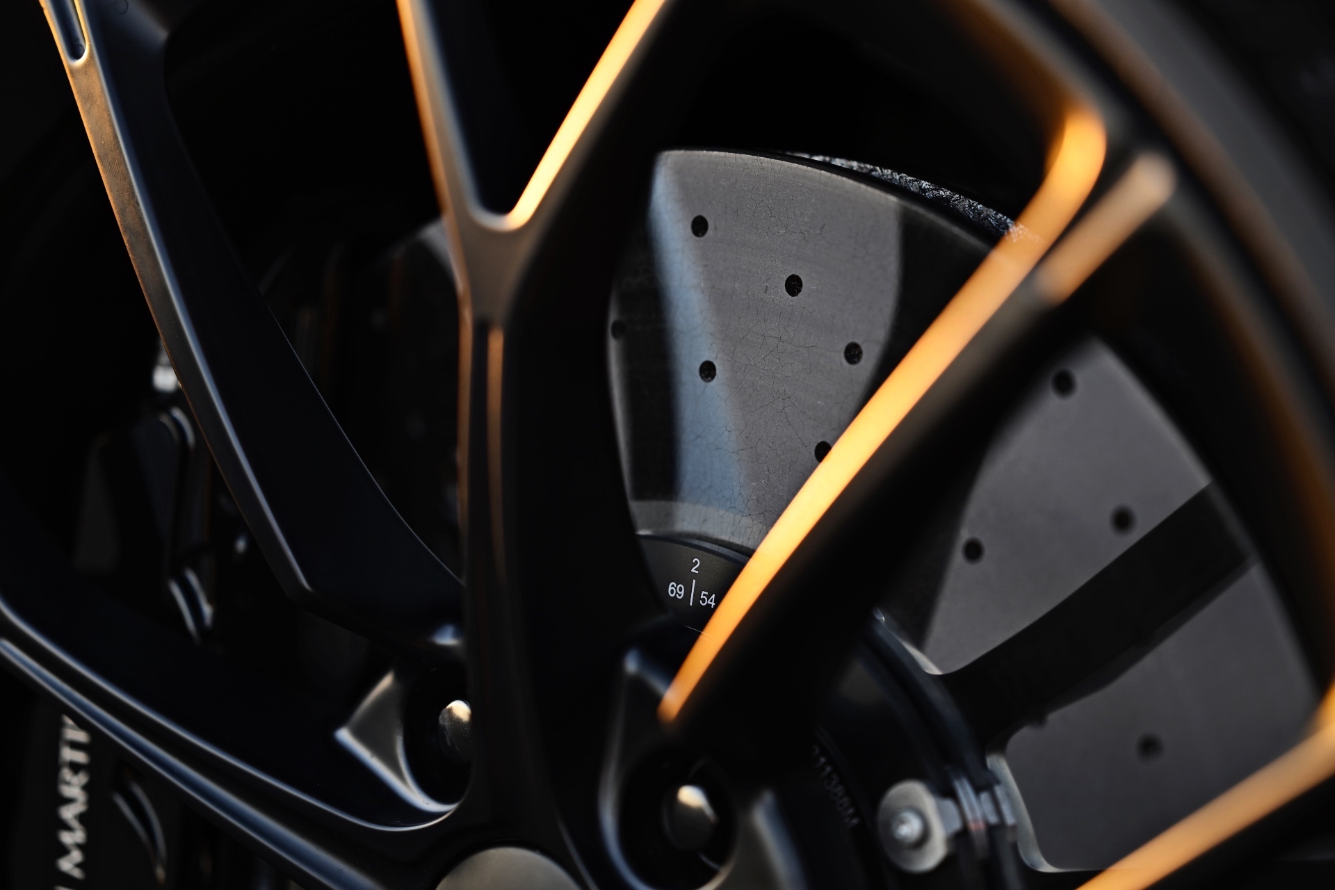 aston-martin-vantage-2024-30