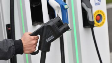 auto-elettrica-ricarcia-ev-generiche-colomnina-3 auto-elettrica-ricarcia-ev-generiche-colomnina-3